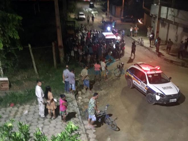 A vítima ferida foi socorrida com vida por uma ambulância, mas não resistiu aos ferimentos