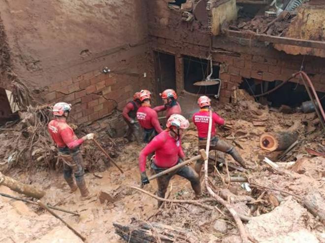 Equipes do Corpo de Bombeiros atuam no resgate de vítimas de soterramento em Santa Maria de Itabira 