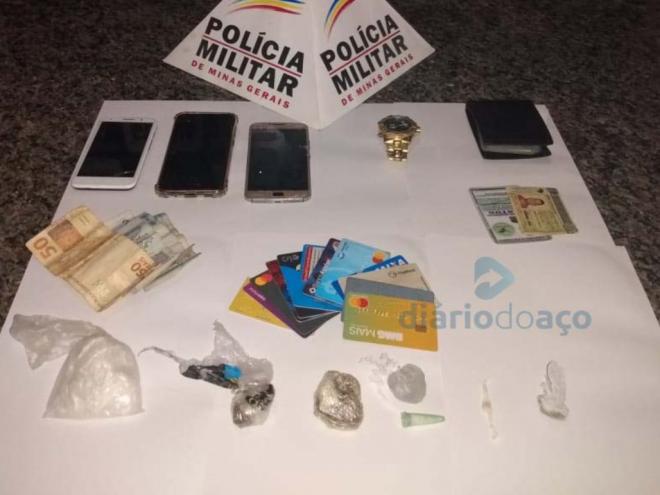 Além de porções de entorpecentes policiais recolheram documentos pessoais, cartões bancários e celulares 