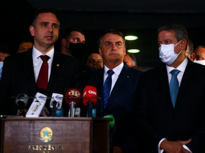 Bolsonaro foi a pé do Palácio do Planalto ao Congresso, onde se encontrou com o presidente do Senado, Rodrigo Pacheco (DEM-MG), e da Câmara dos Deputados, Arthur Lira (PP-AL)