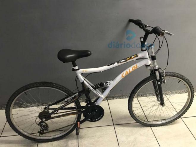 Ao ser abordado, adolescente foi apanhado nessa bicicleta, também furtada 