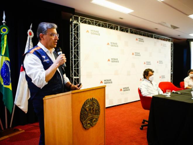 O secretário de Estado de Saúde, o médico Carlos Eduardo Amaral, informou que foram analisadas dezenas de estudos internacionais sobre o impacto da pandemia em crianças e adolescentes, além de dados epidemiológicos da covid-19 estaduais, nacionais e internacionais