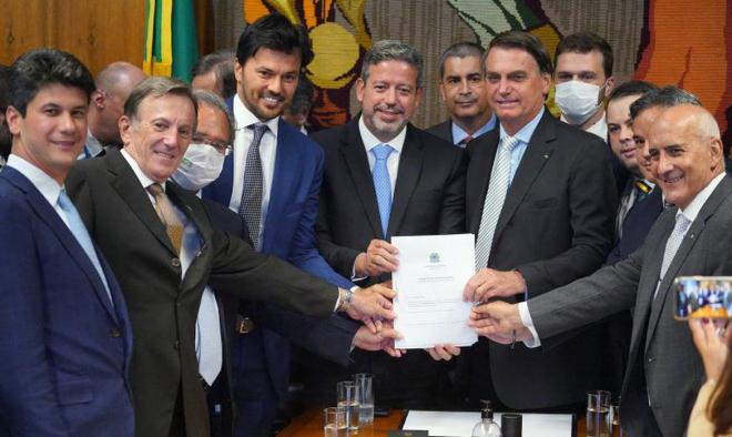 Presidente Bolsonaro entrega a Arthur Lira, presidente da Câmara dos Deputados, proposta de privatização dos Correios. Foto - Pablo Valadares/Câmara dos Deputados