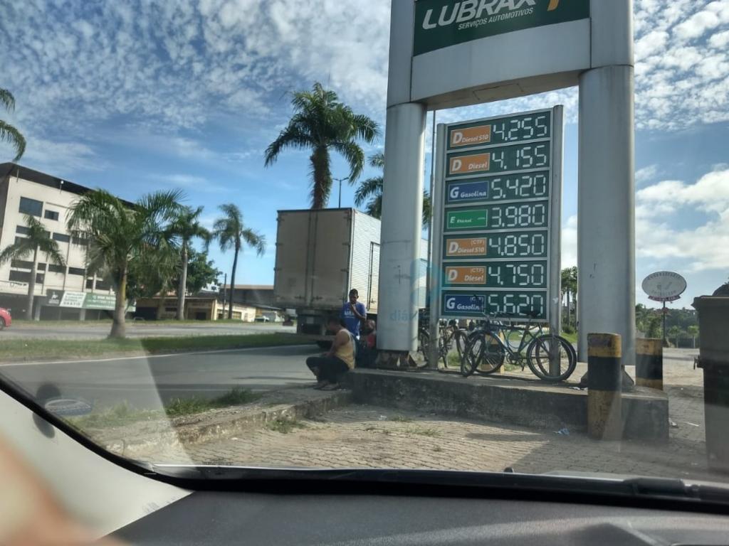 Preços dos combustíveis em um posto à margem da BR-381 em Ipatinga