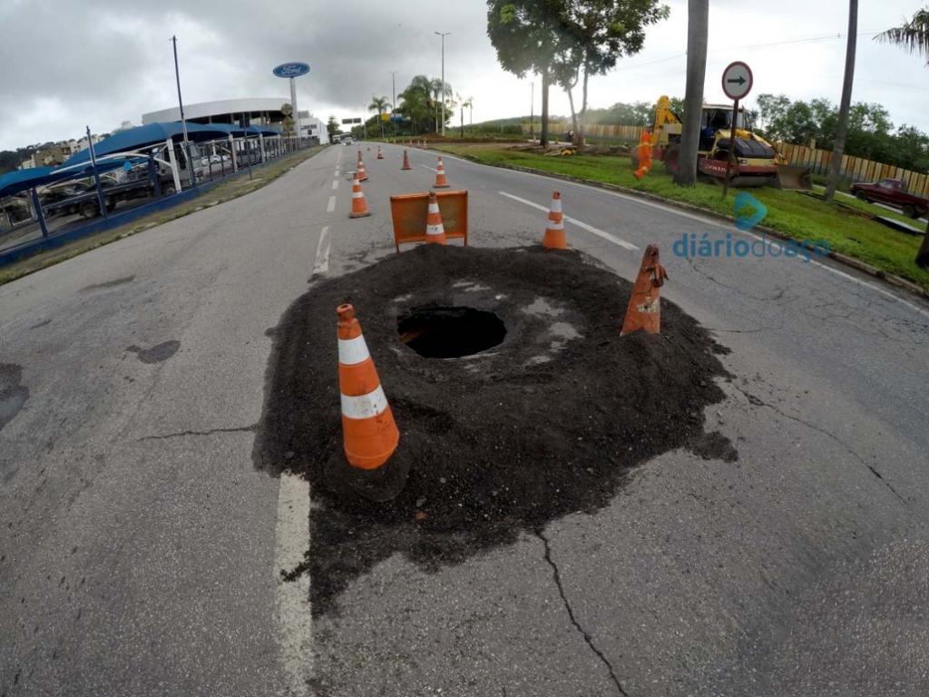 Galeria de água pluvial desabou e gerou esse buraco, nas proximidades da Ford Brasauto