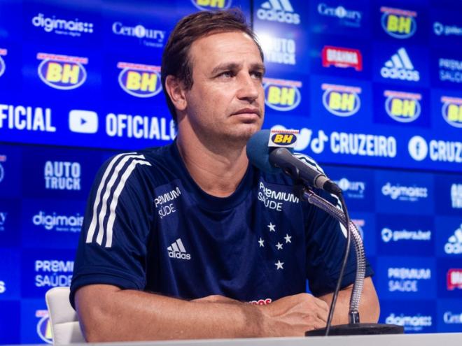 Técnico Felipe Conceição comanda treino na Toca da Raposa II