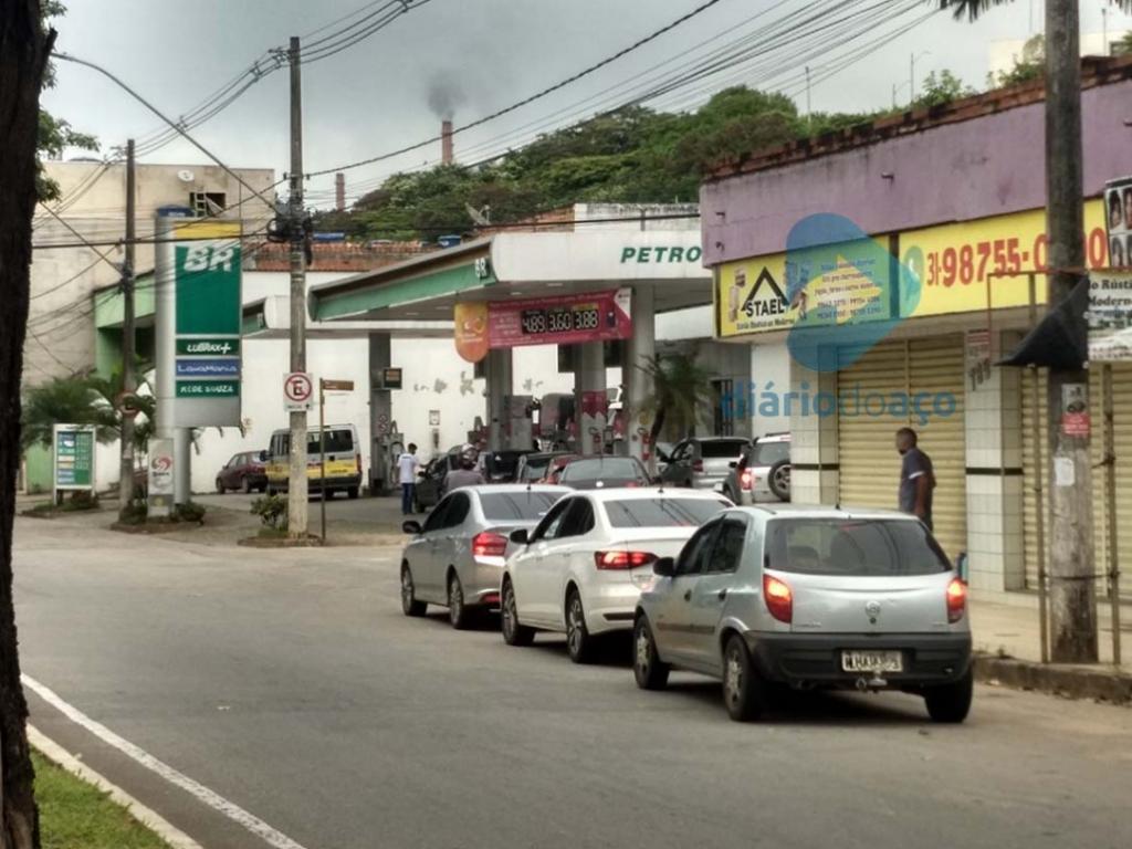 Fila em posto de abastecimento na avenida Londrina, bairro Veneza II em Ipatinga, na manhã de sábado (27)