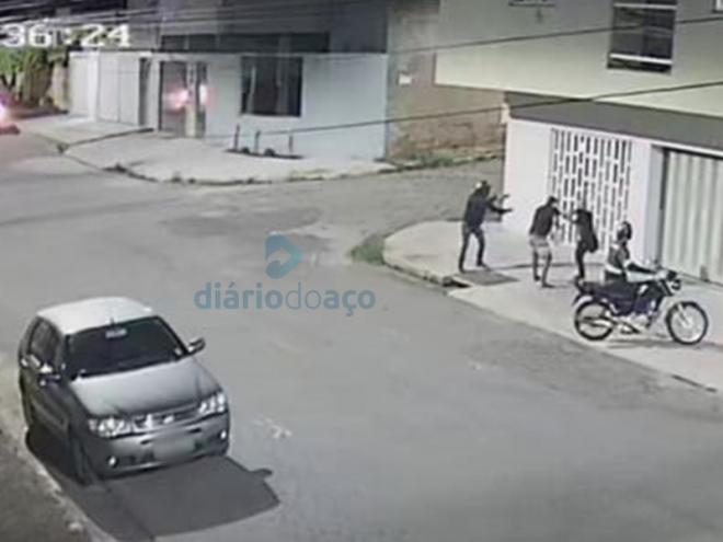 O momento exato que o casal é rendido pelos dois autores em uma motocicleta