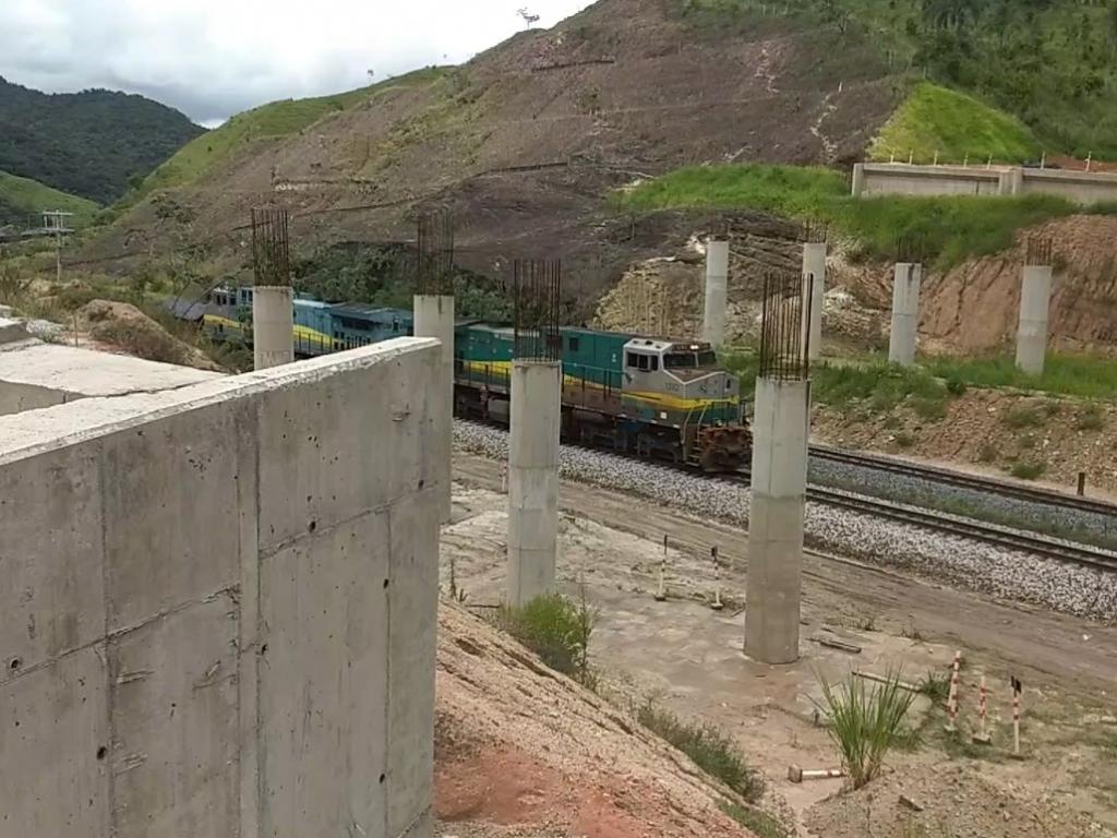 Construção de novo viaduto sobre a EFVM, ao lado da ribeirão Severo está parada desde o fim de 2020  