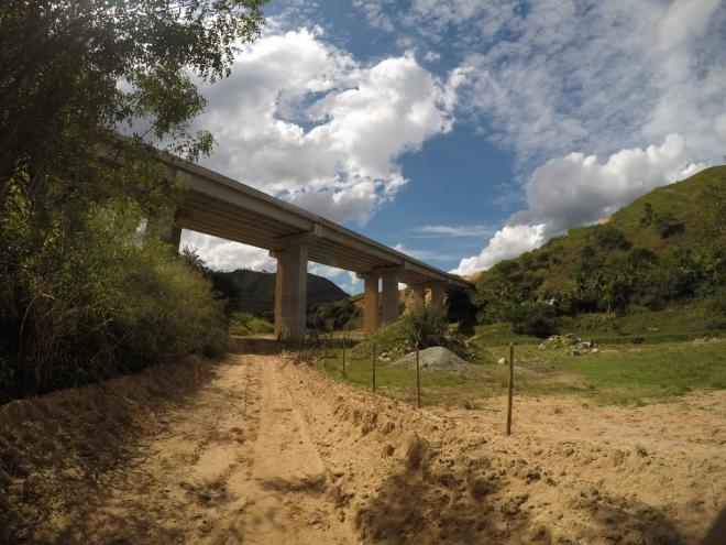 O viaduto do ribeirão Oncinha também está concluído e obras para a ligação à rodovia paradas desde o ano passado 