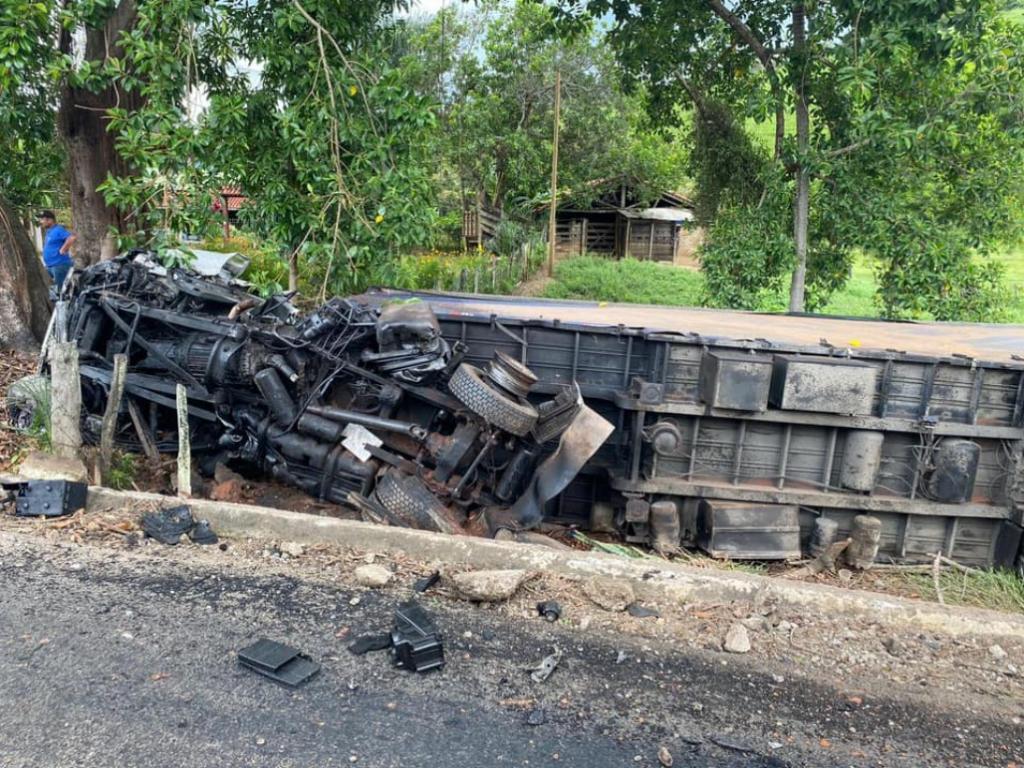 Atingido frontalmente pelo Civic, caminhão e carreta baú foram parar à margem da pista na BR-116 