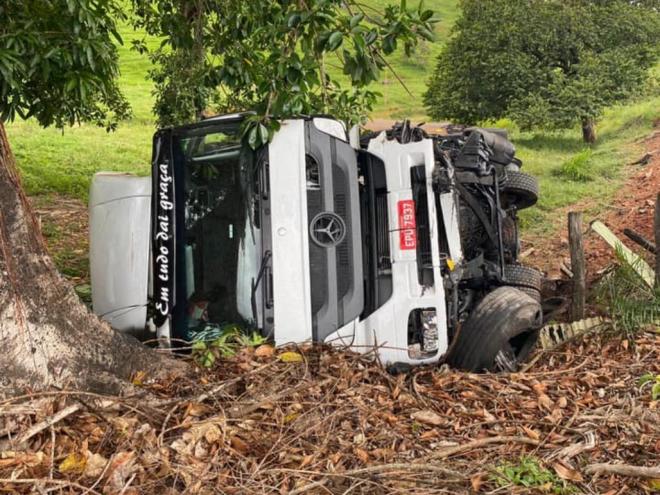 Apesar da gravidade do acidente, o motorista do caminhão não se feriu 