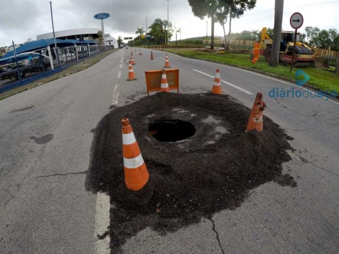 Motoristas devem ficar atentos com desvio para pista contrária, em mão dupla, a partir da tarde desta segunda-feira (1)