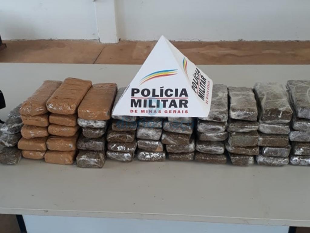 As barras de maconha apreendidas na mala da jovem moradora do bairro Industrial, em Santana do Paraíso