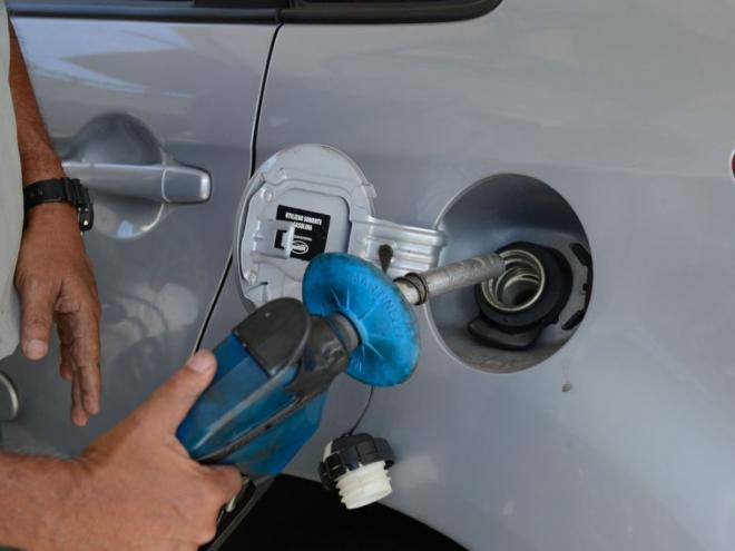 Litro da gasolina ficou R$ 0,12 mais caro (4,8%)