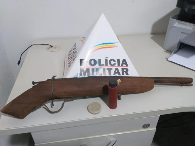 A arma de fabricação caseira foi localizada pelos PMs depois de denúncias anônimas