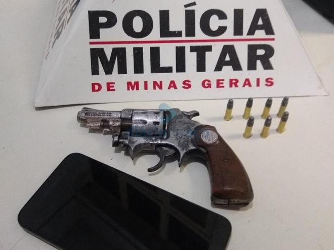 O revólver calibre 22 estava com sete cartuchos e encontrava dentro da cueca do jovem criminoso