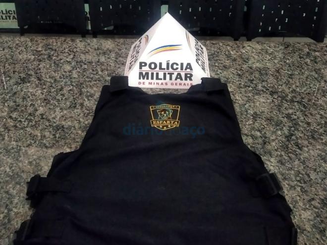 O colete balístico apreendido pela PM e entregue na delegacia de Polícia Civil
