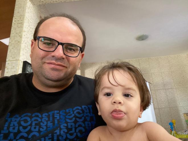 Adriano Euzébio e seu filho Rafael, que precisa iniciar seu tratamento o quanto antes 