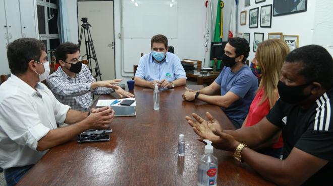 Em reunião com Sintmcelf, prefeito afirmou ainda que busca meios jurídicos para garantir reposição da inflação aos servidores municipais