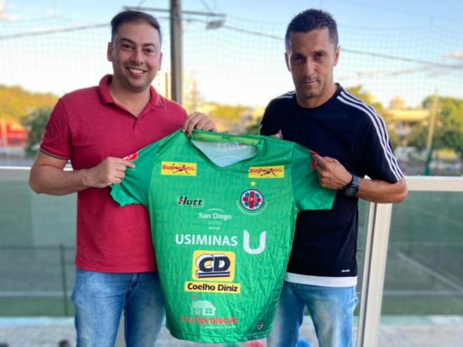 O presidente Nicanor oficializou a contratação com a entrega da camisa do clube ao futuro treinador do Sub-20