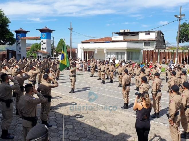 No decorrer da solenidade os alunos prestam continência à Bandeira Nacional