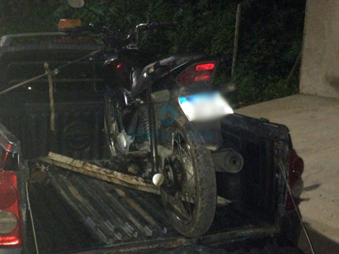 A moto tomada de assalto na última quarta-feira foi abandonada por duas pessoas que fugiram da PM