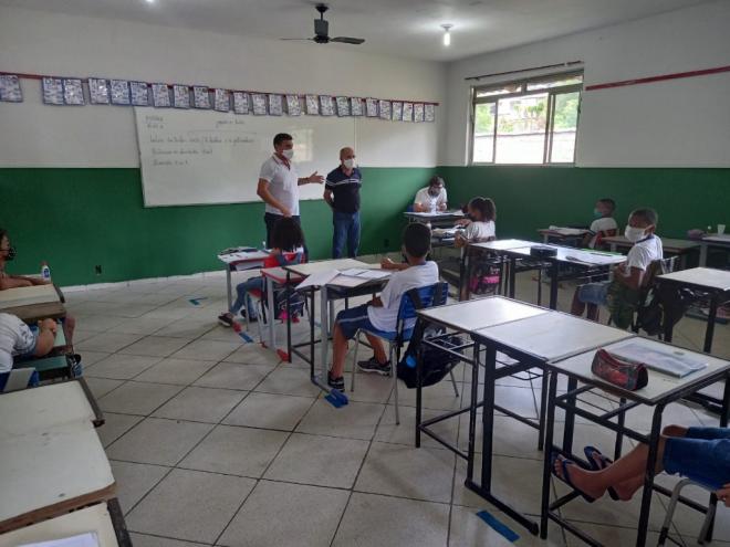 Nesta semana as turmas foram invertidas: quem assistiu aula presencial semana passada ficou em casa