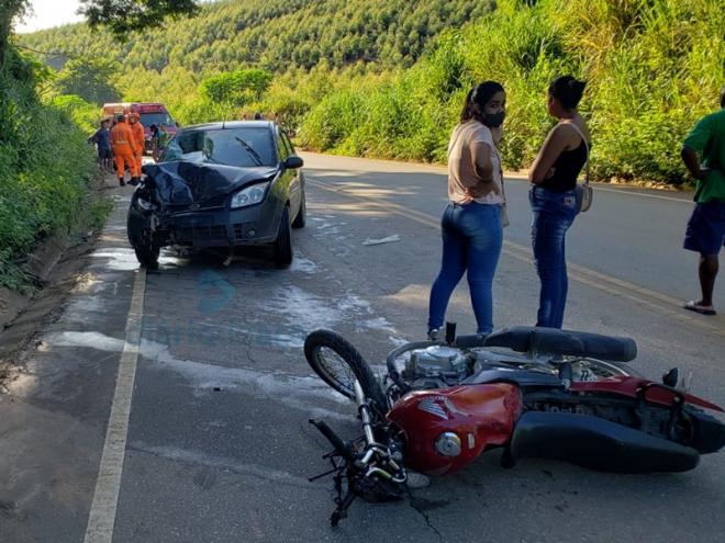 A moto da vítima ficou bastante danificada depois da colisão com o automóvel