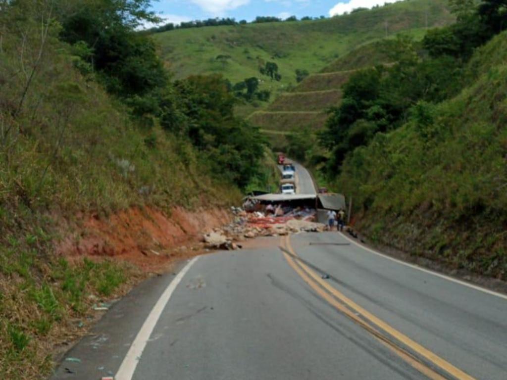 Até as 16h55 não havia previsão de liberação da pista