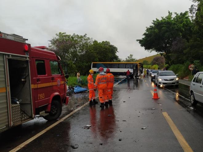 A colisão envolveu um caminhão e um ônibus deixando duas pessoas mortas