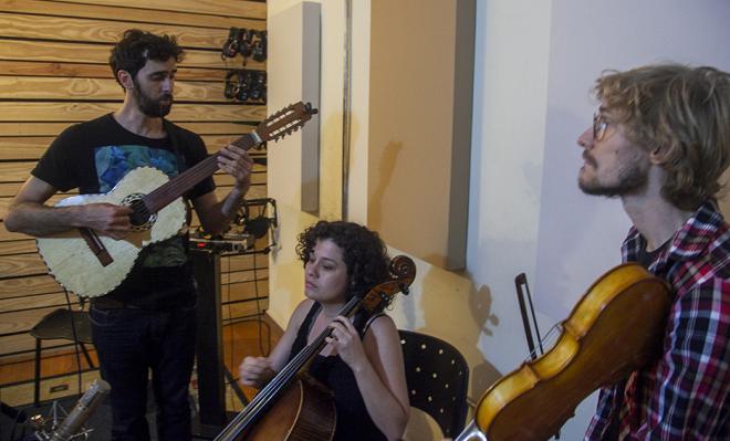 O violeiro Fábio Miranda traz uma composição ligada ao universo do cancioneiro