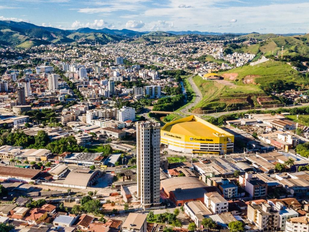 O edifício é construído com o sistema Lumiform SH com painéis fabricados com perfis especiais de alumínio e forrados com placas de alumínio