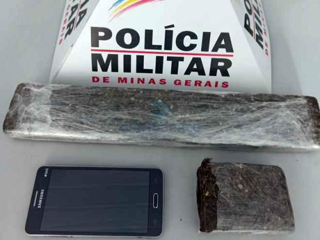 As barras de maconha foram apreendidas juntamente com o celular do adolescente