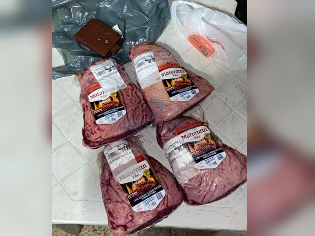 As peças de picanha avaliadas em quase R$ 350 encontradas com o autor da tentativa de furto