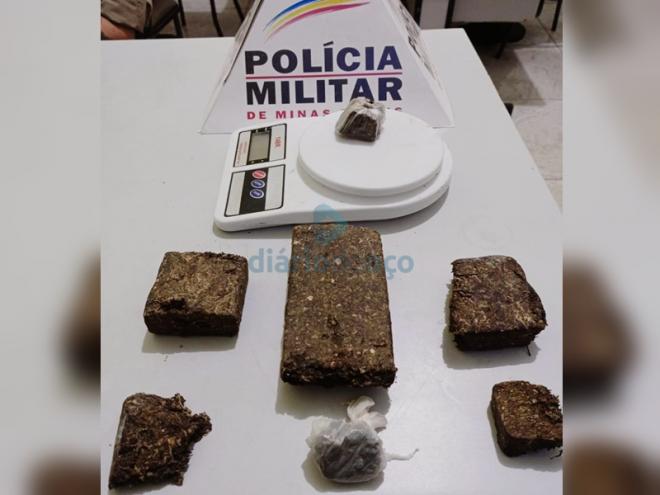 As barras de maconha e a balança apreendidas na casa do primeiro suspeito na noite de quarta-feira