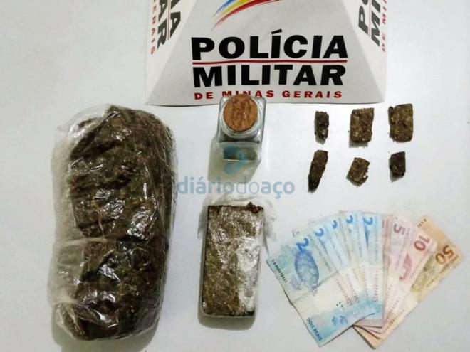 Na madrugada de quinta-feira, os policiais encontraram o restante da droga com o segundo denunciado