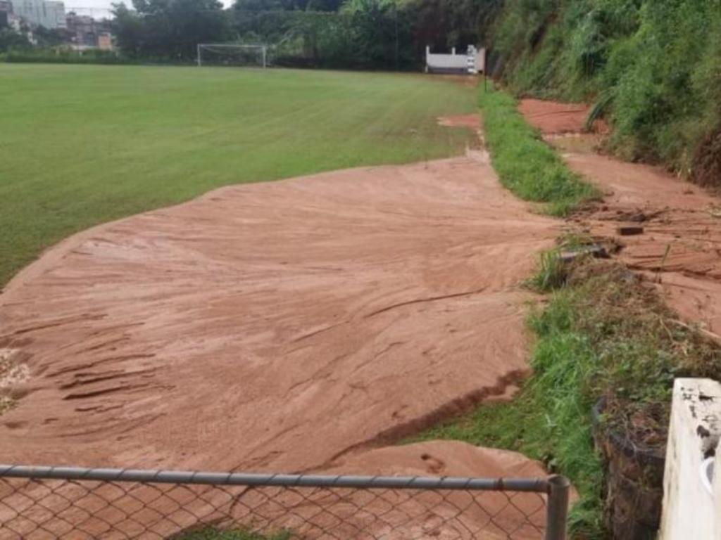 Com a chuva dos dias anteriores partes do campo foram invadidas pela enxurrada que carreou areia e lama para o gramado 