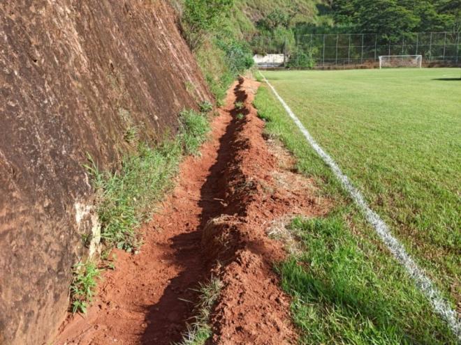 Campo do Caravelas Esporte Clube receberá serviços para remoção de lama de encosta na segunda-feira, informa a administração municipal 