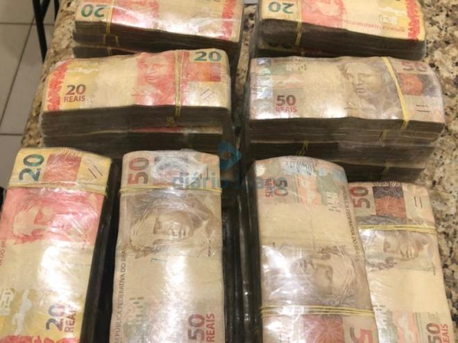 As cédulas apreendidas pelos policiais totalizaram R$ 260 mil