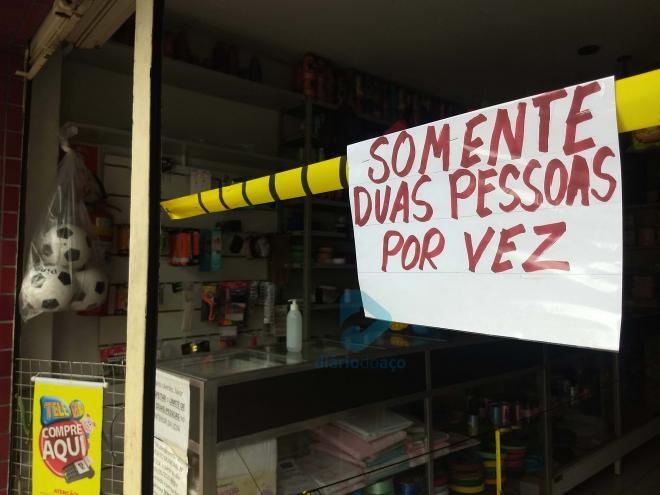 Uma loja de aviamentos, no bairro Iguaçu, em Ipatinga, passou a limitar a entrada de clientes no interior do estabelecimento 