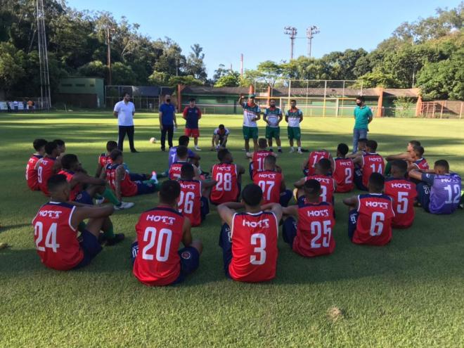 O elenco de jogadores em fase final de testes segue treinando no CT do Tigre