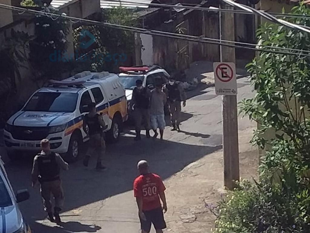 O momento que o suspeito é detido e conduzido pela Polícia Militar