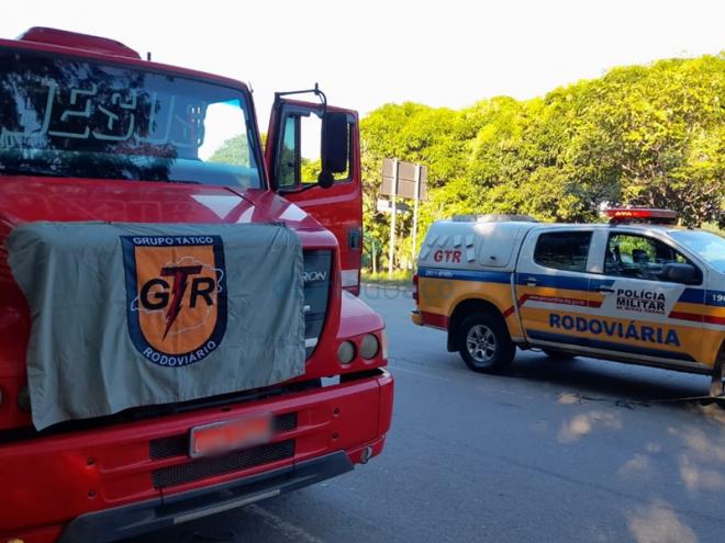 O caminhão que supostamente teria tomado de assalto foi parado pela PM Rodoviária no Horto, em Ipatinga