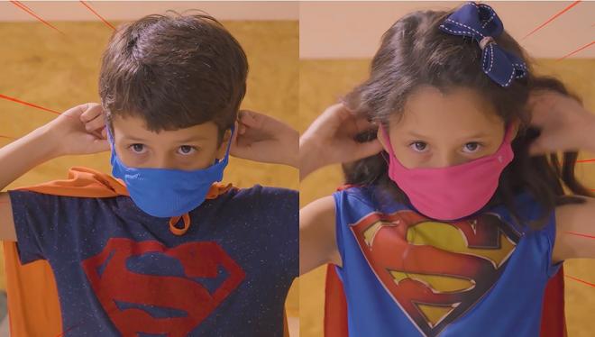 No vídeo, as crianças aprendem a colocar e usar corretamente as máscaras