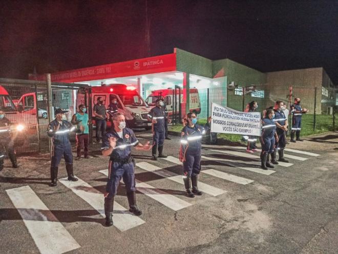 Agradecimento por manifestações de fé produz cena emocionante diante do SAMU Ipatinga
