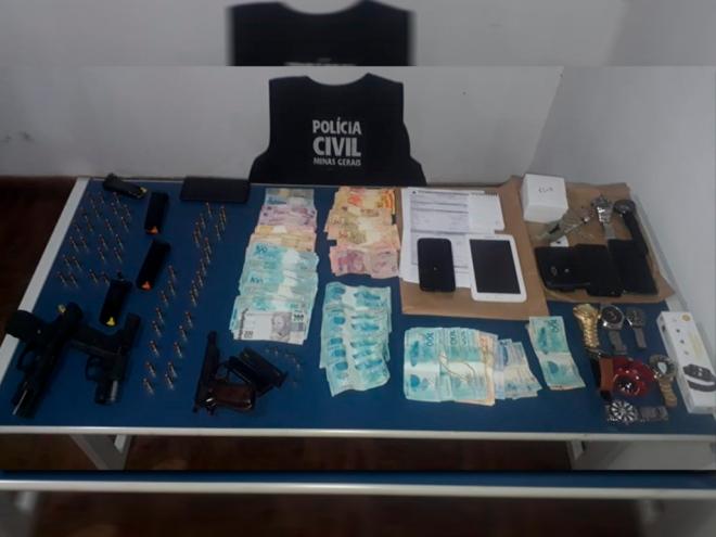 Operação desencadeada nesta sexta-feira apreende armas, drogas e dinheiro relacionados ao tráfico de drogas e a um homicídio na zona rural em Antônio Dias 
