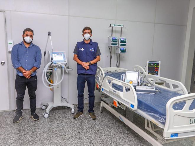 O secretário Roberto Soares e o prefeito Gustavo Nunes, na área dos novos leitos de UTI no Hospital Municipal 