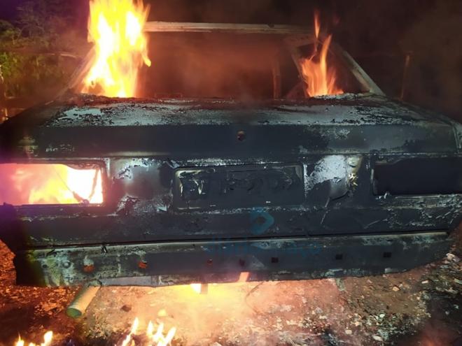 O VW Voyage foi consumido pelo incêndio e, no porta-malas, o corpo de uma pessoa não identificada
