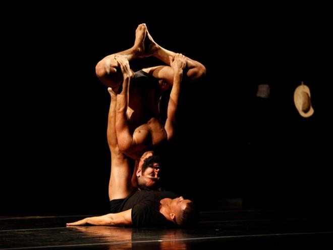 Artistas do Grupo Hibridus Dança, em Da carne ao corte